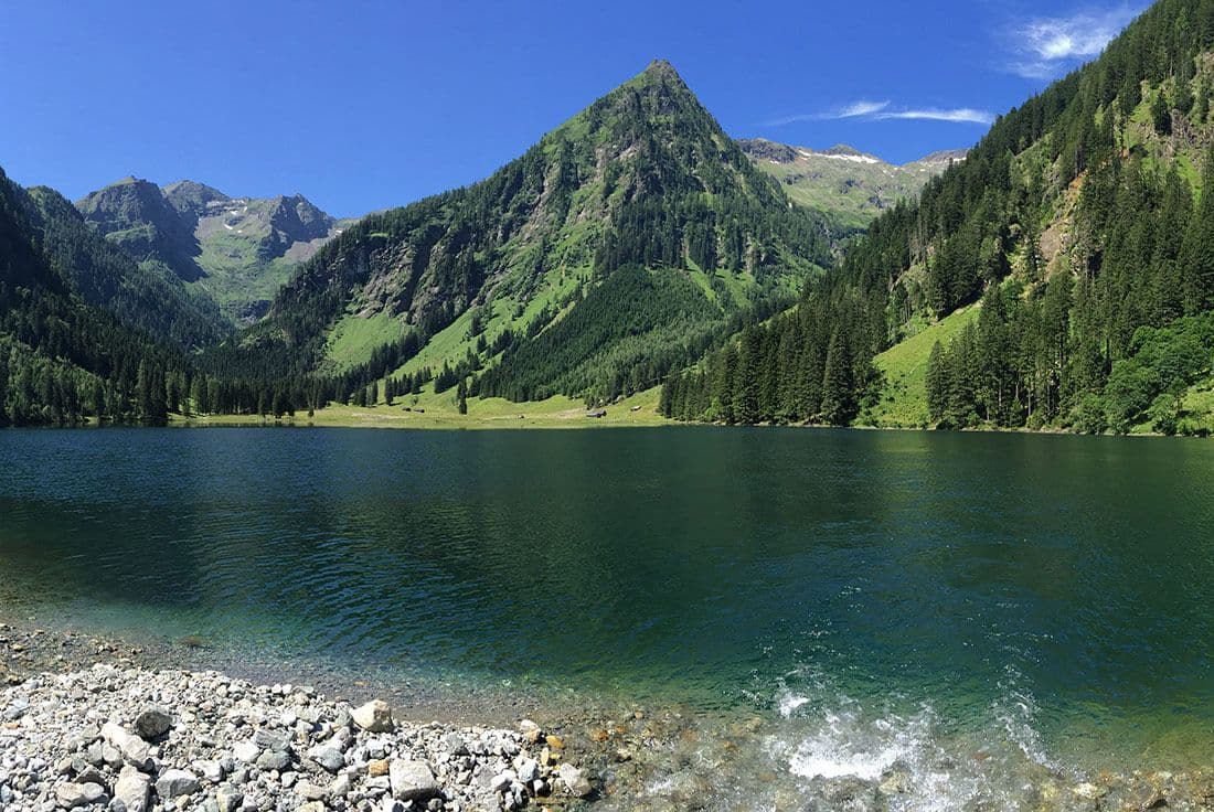 Picture from lake with mountains on the back