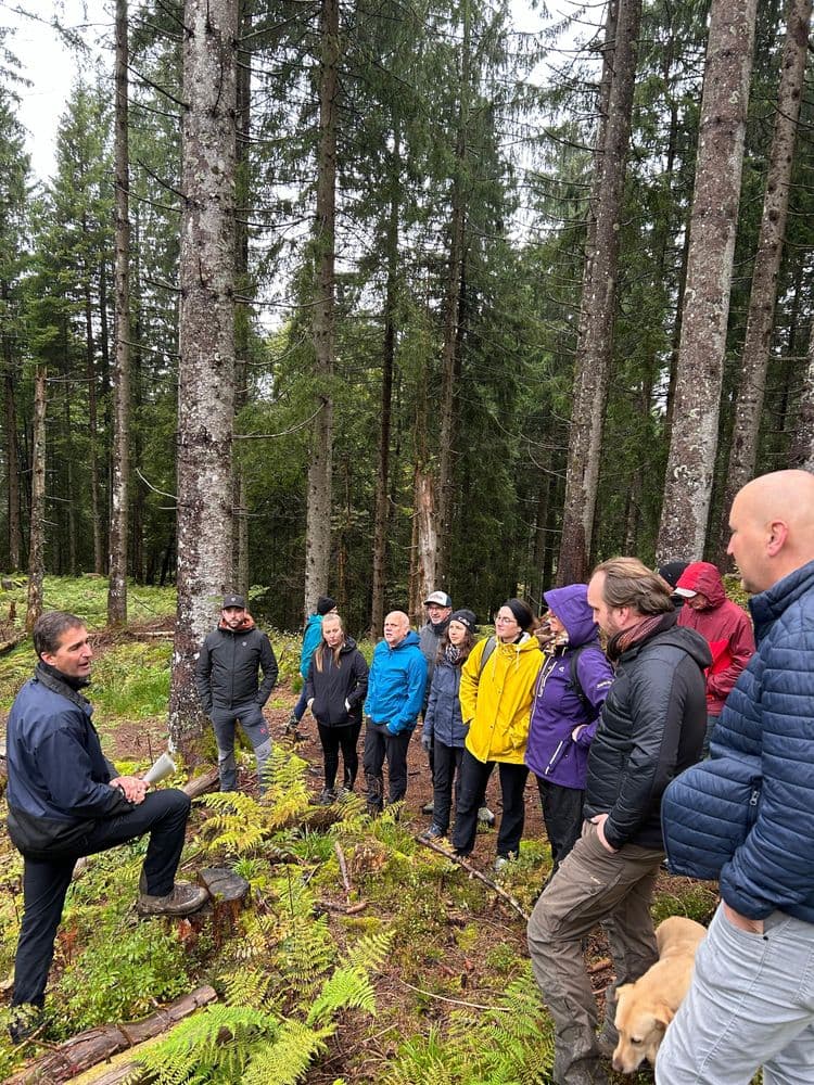 Das Team hört Waldbesitzer im Wald zu