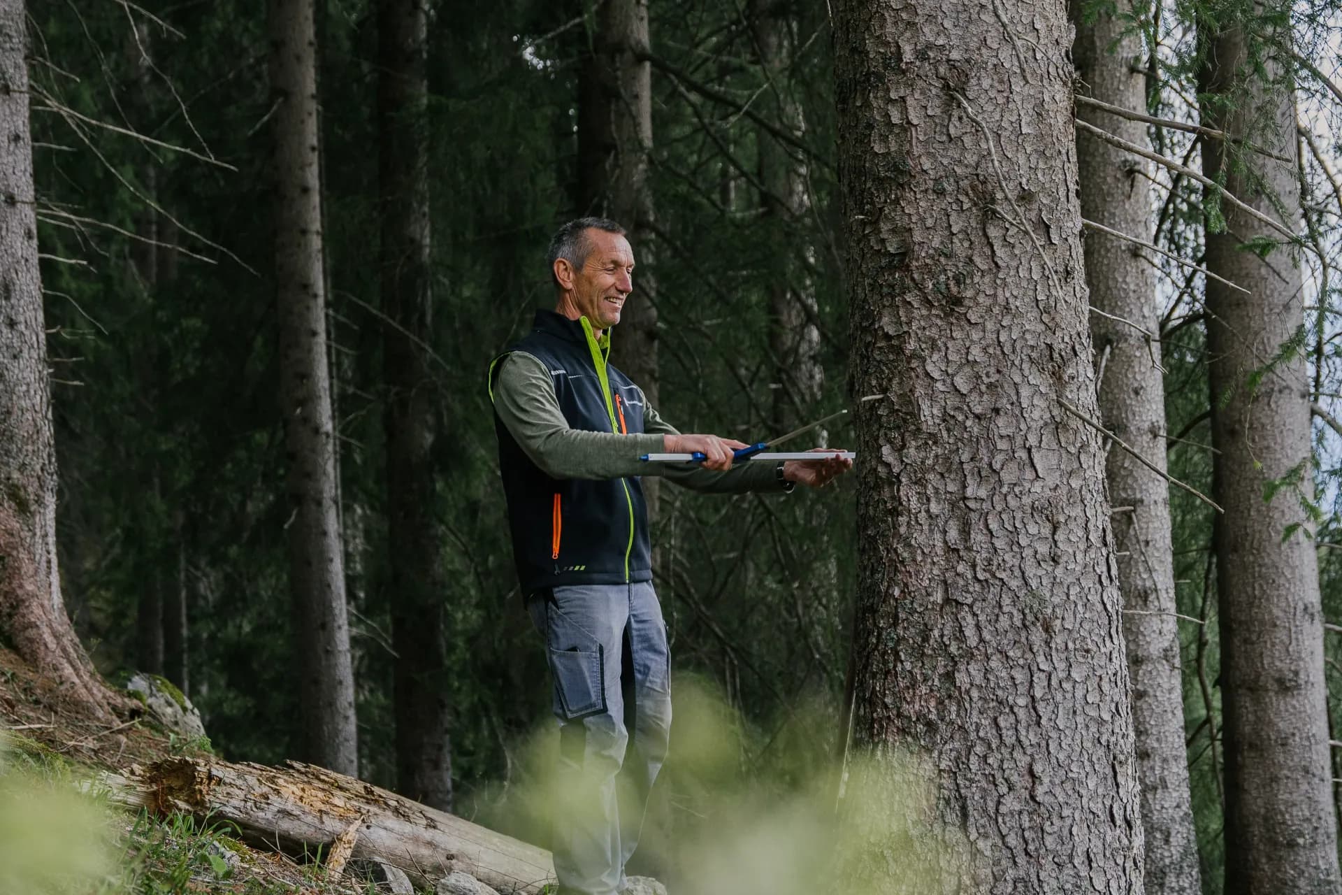 Ein Förster im Wald