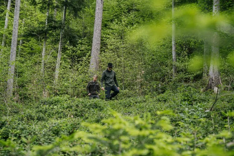 Zwei Personen in einem Wald